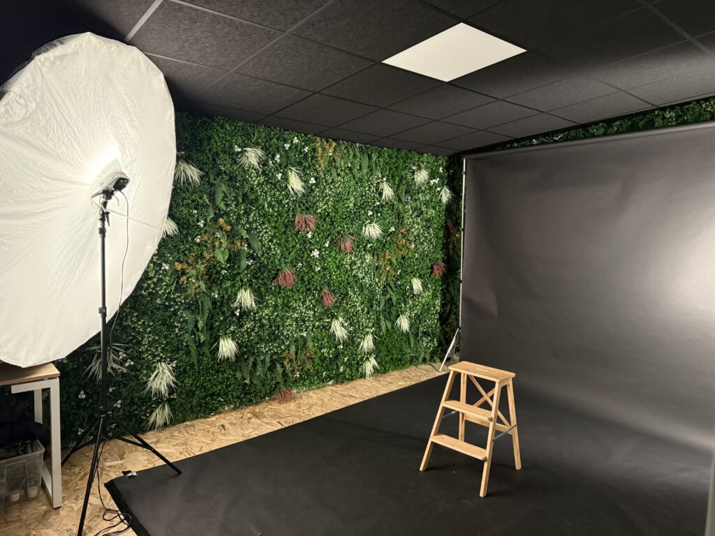 Location d'un studio photo professionnel à Laillé, un espace lumineux tout équipé pour les shootings professionnels, les tournages et la création de contenu près de Rennes